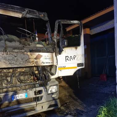 RAP. Compattatore si incendia per cortocircuito in via Palumbo a Boccadifalco. Allertati tempestivamente vigili del fuoco e l'officina aziendale