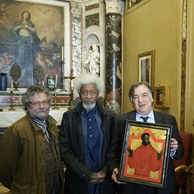 Palazzo delle Aquile - Il pittore palermitano Madaudo dona icona di San Benedetto il Moro al premio Nobel Soynka