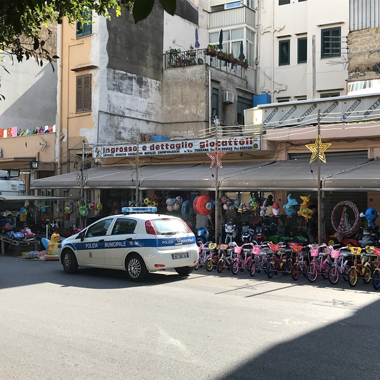 Polizia Municipale - Via Ernesto Basile, una denuncia per occupazione suolo pubblico