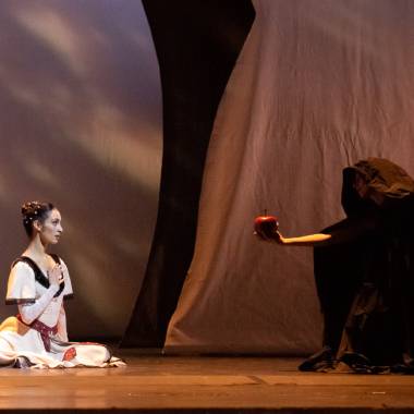 Il Corpo di ballo del Teatro Massimo di Palermo danza sulle note di Rachmaninoff, “Biancaneve”, la nuova coreografia firmata da Jean-Sébastien Colau e Vincenzo Veneruso