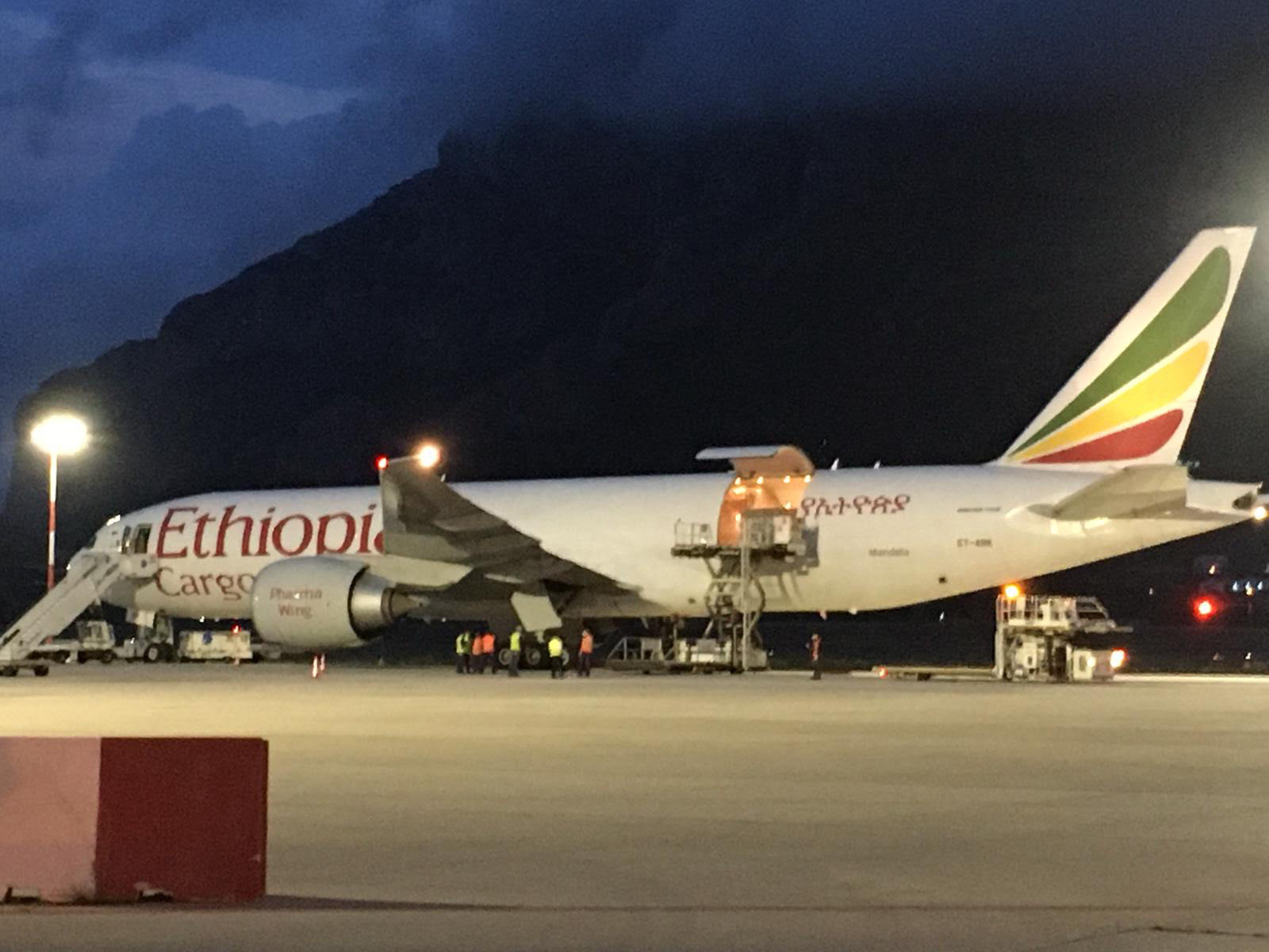 Covid-19, all'aeroporto di Palermo un cargo con 35 tonnellate DPI 