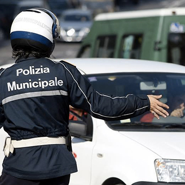 Polizia Municipale. Agenti Nucleo Vigilanza Trasporto Pubblico sequestrano due ape calesse abusivi in piazza Magione