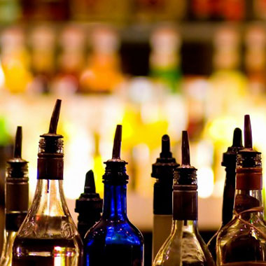  Vendita di alcolici e superalcolici a minori o fuori orario. 60.000 euro di multe e due locali chiusi