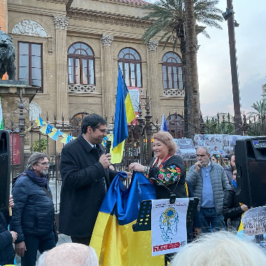 Consegna bandiera ucraina al presidente del Consiglio comunale. Dichiarazione consiglieri Canto e Ferrandelli