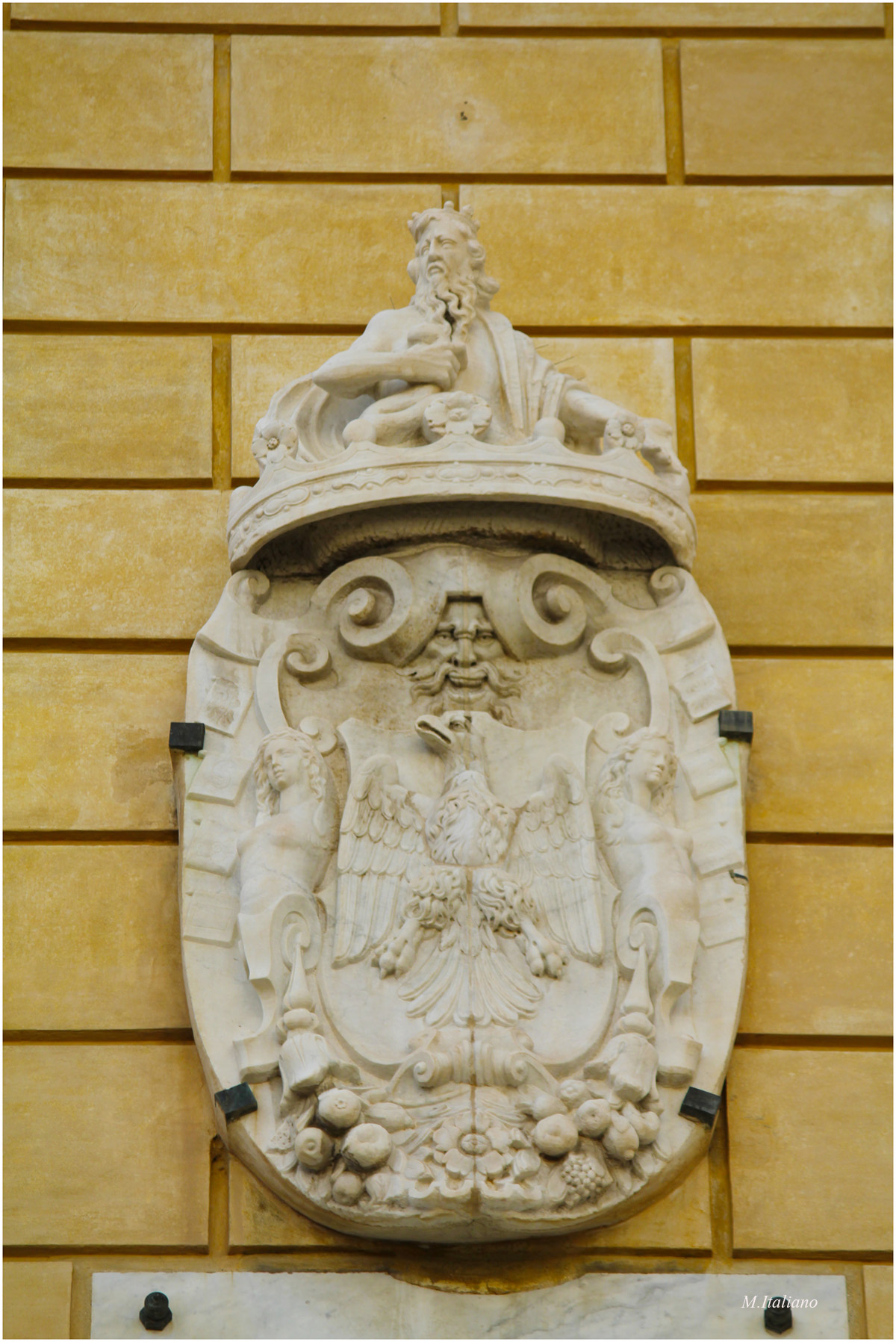 Il Genio sulla facciata di Palazzo delle Aquile