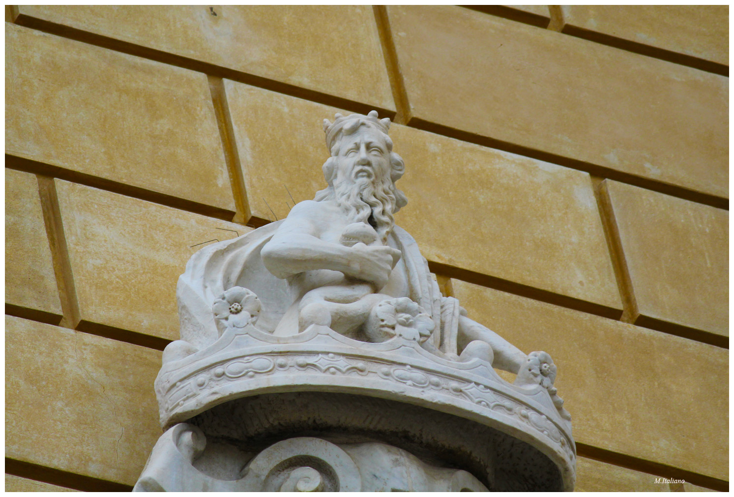 Il Genio sulla facciata di Palazzo delle Aquile