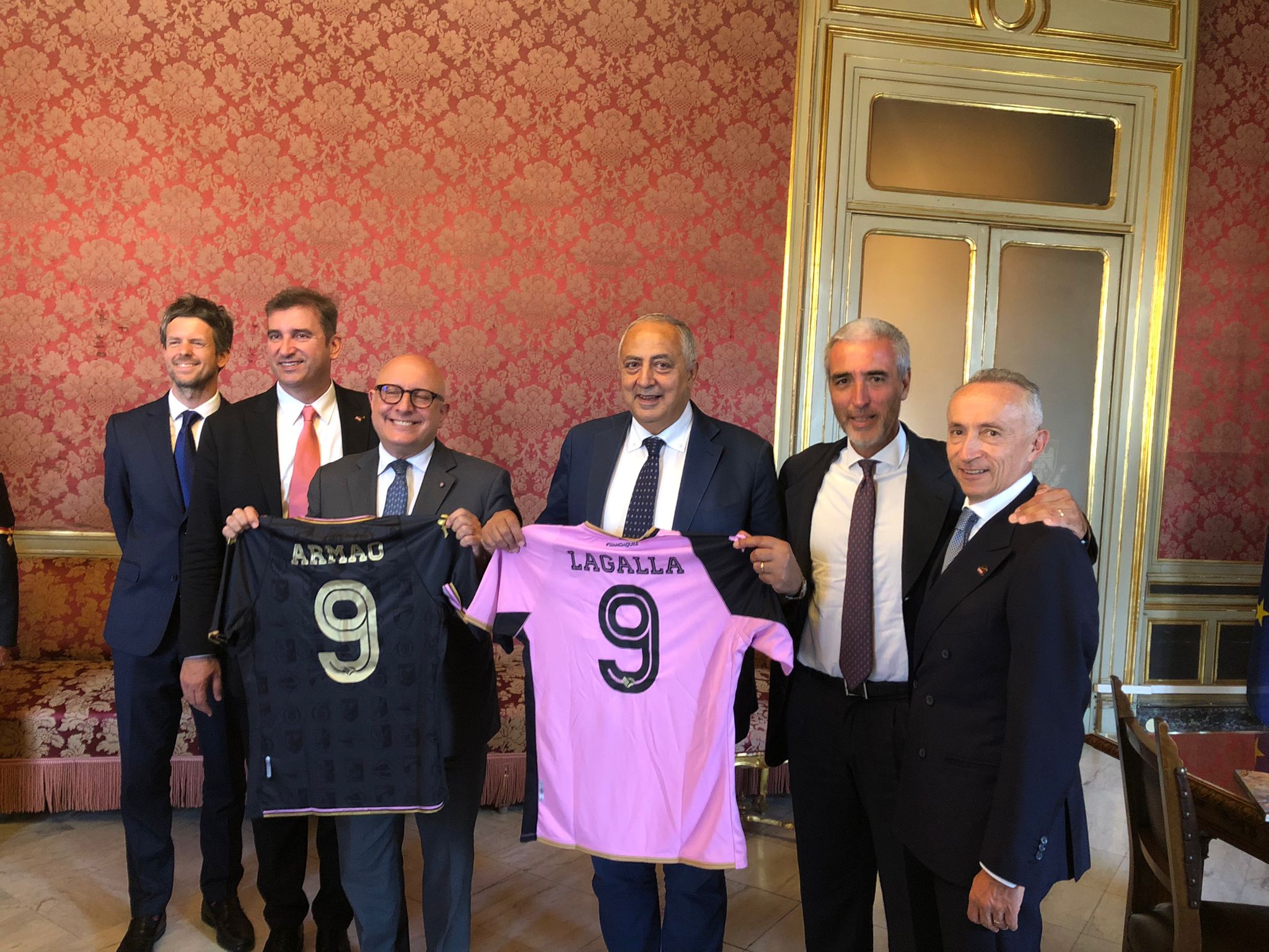 Sindaco Orlando consegna tessere preziose al Palermo Calcio