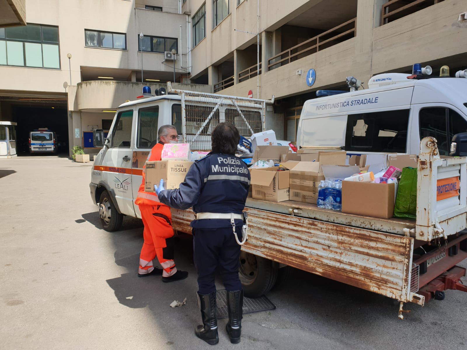 SolidarietÃ . Agenti e personale polizia municipale raccolgono beni di prima necessitÃ 