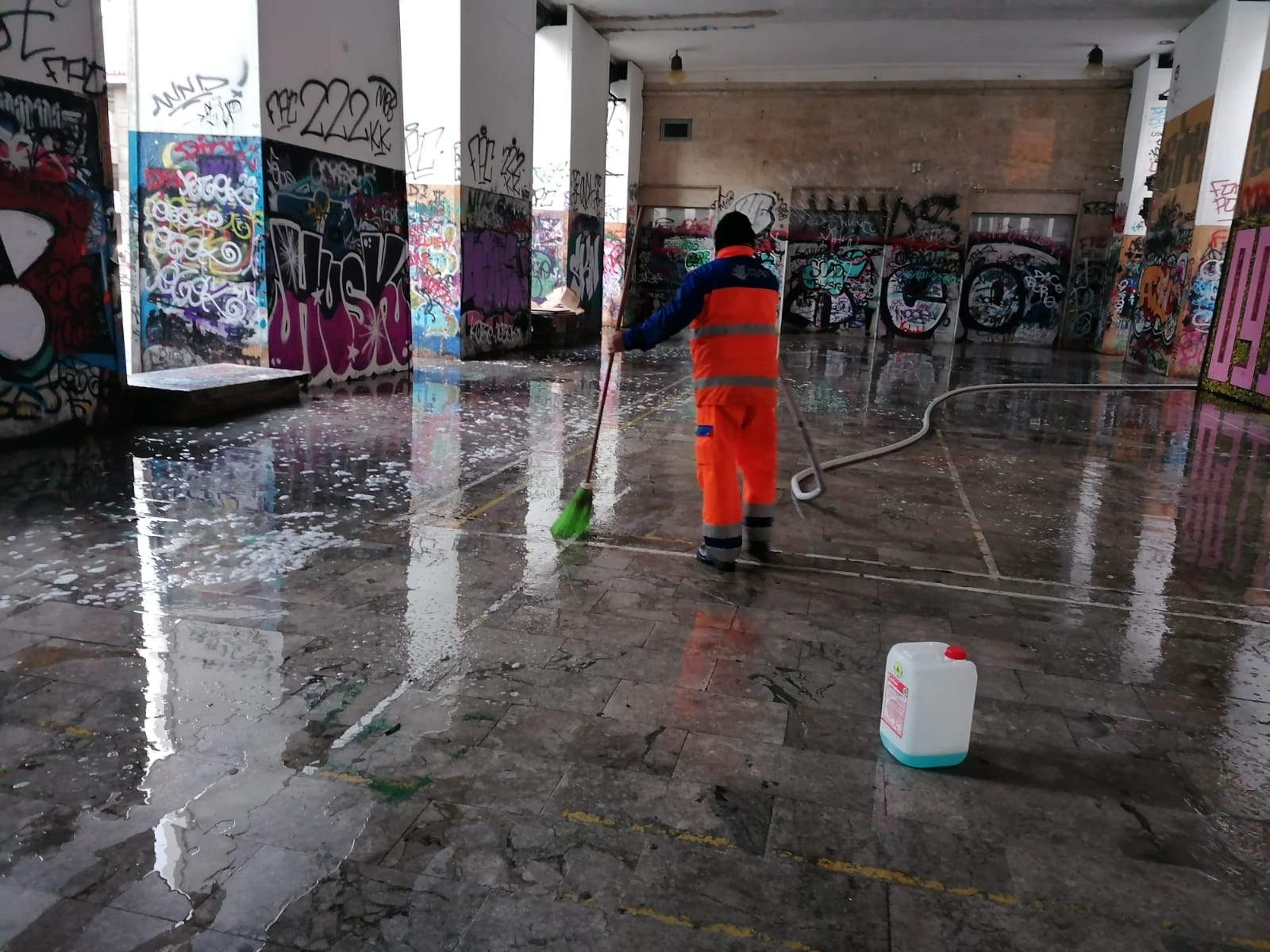 RAP. Lavati i portici di piazzale Ungheria