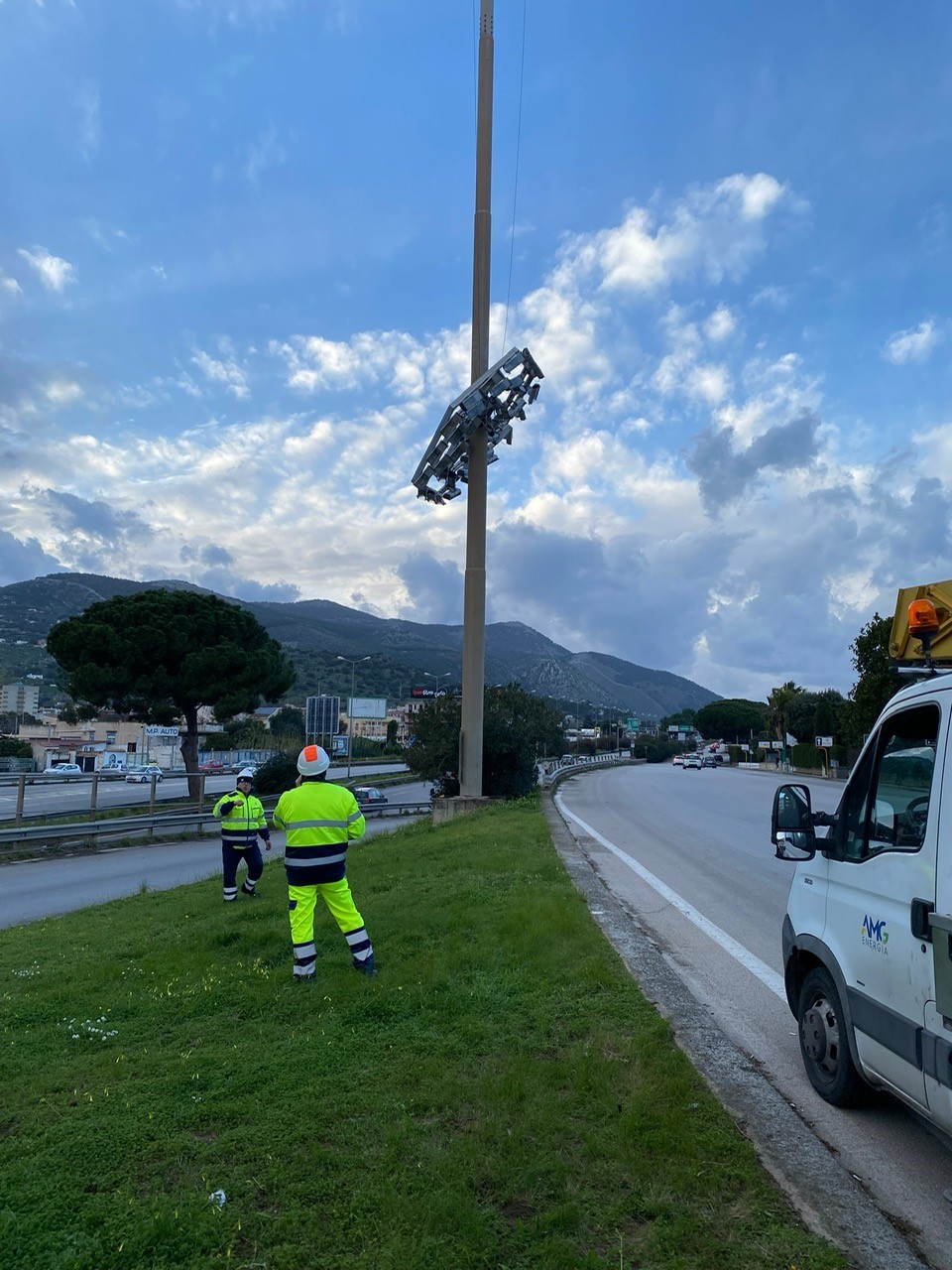 AMG Energia, intervento in emergenza su una delle torri faro dello svincolo Belgio